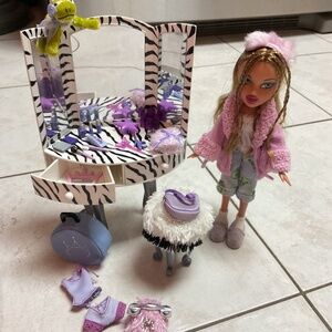 Bratz Funky Fashion Furniture Vanity with Slumber Party Yasmin and Accessories